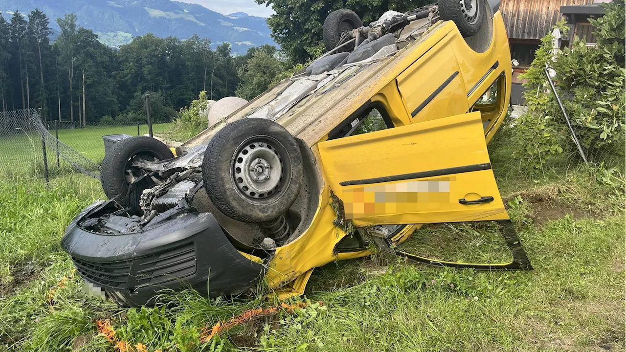 Auto landet auf dem Dach – Fahrer mit Rega ins Spital gebracht