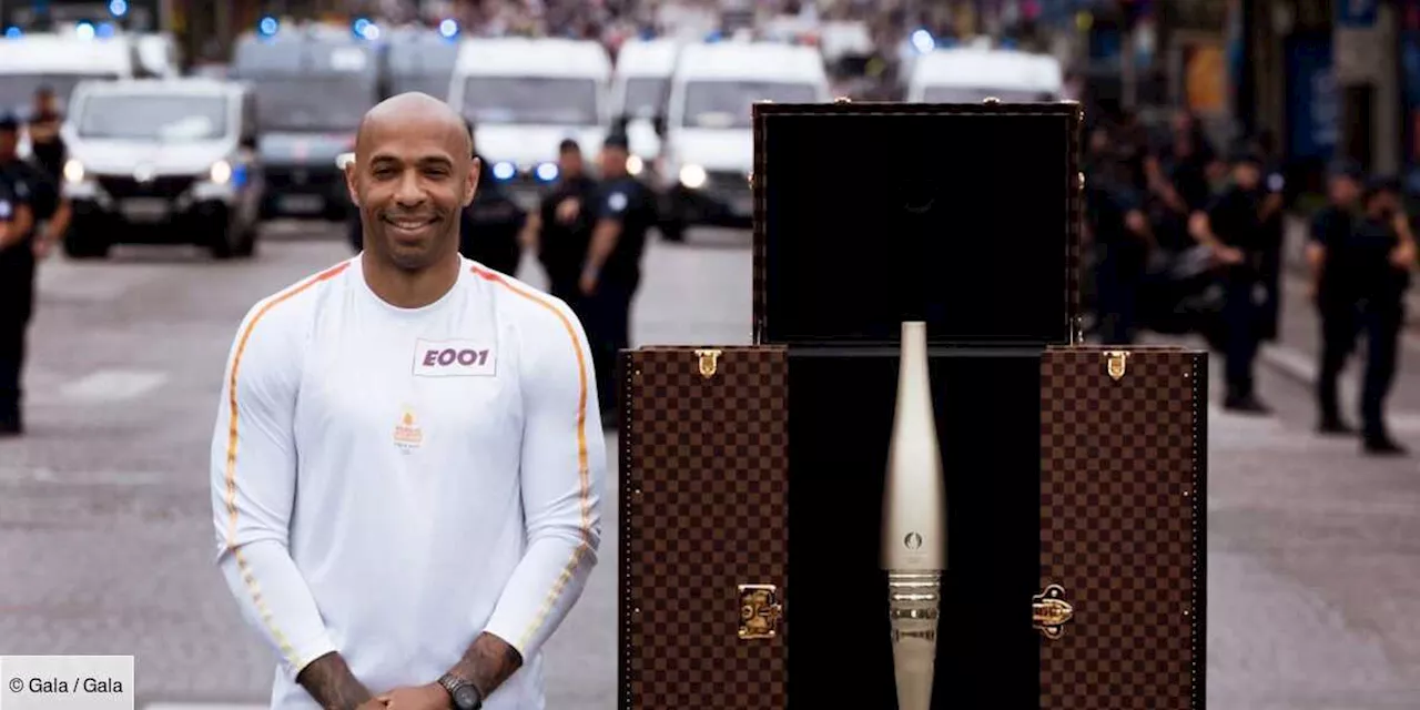 Thierry Henry, premier porteur de la flamme olympique à Paris : revivez ce moment fort en émot...