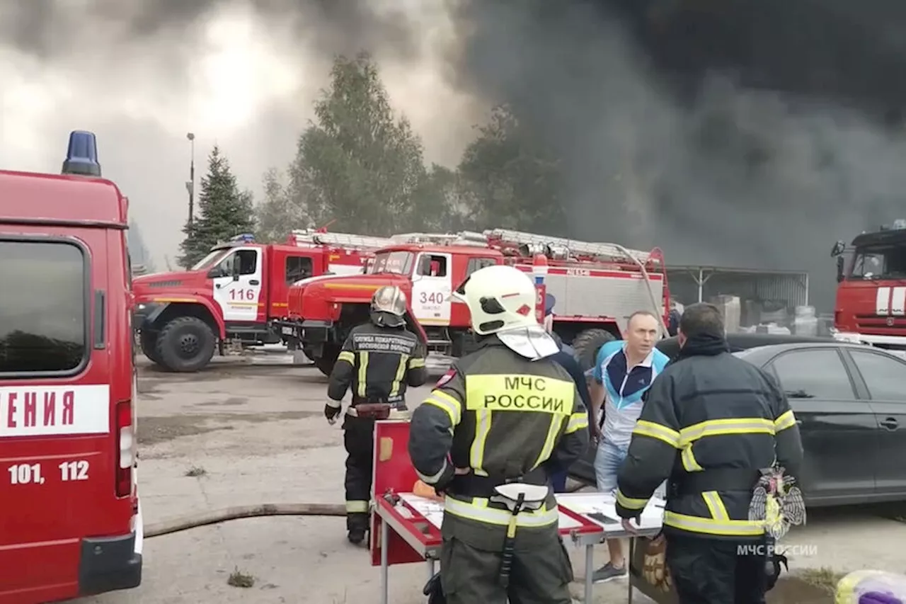 В Ростове-на-Дону после взрывов загорелся крупный склад