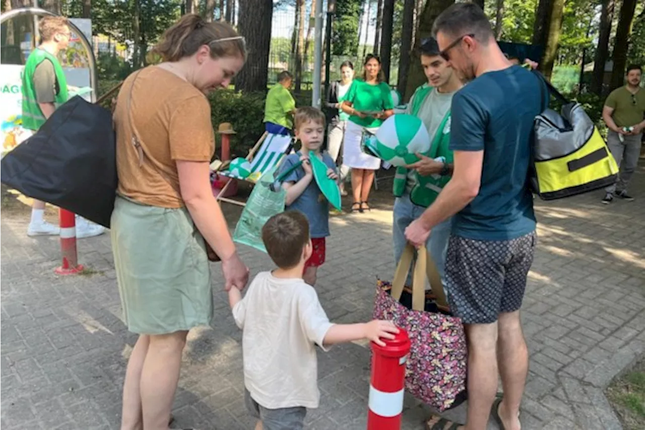 ACV deelt strandballen uit aan bezoekers Lilse Bergen: “Werk en privé combineren, is vaak jongleren”