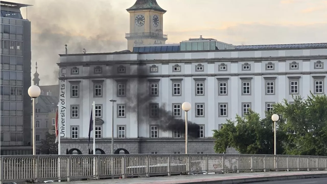 Schwarze Rauchsäule steigt auf – Uni in der City brennt