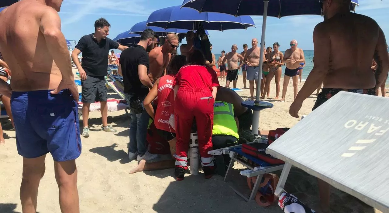 Malore in spiaggia ad Alba Adriatica, turista romano salvato con il defibrillatore da due infermiere