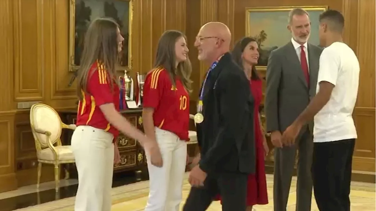 Felipe VI, Letizia, Leonor y Sofía reciben a la Selección Española en Zarzuela