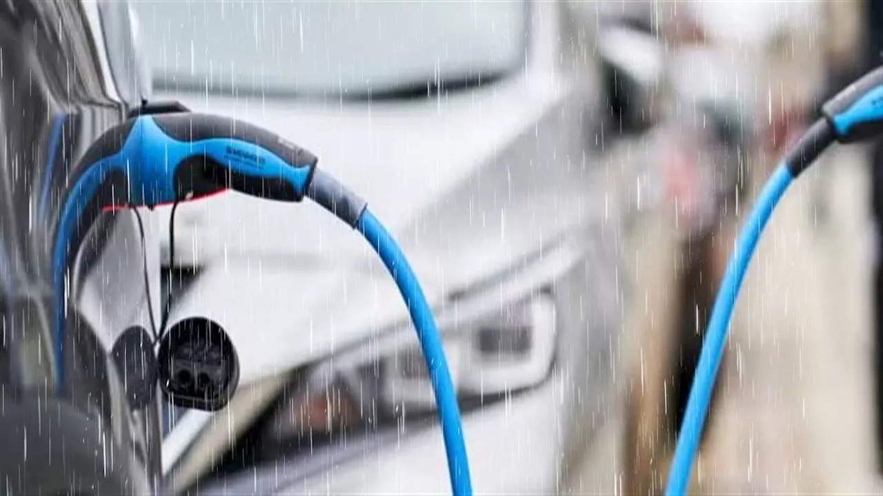 Car Care Tips: बारिश के दौरान Electric Car को Charge करना कितना है सुरक्षित, जानें पूरी डिटेल