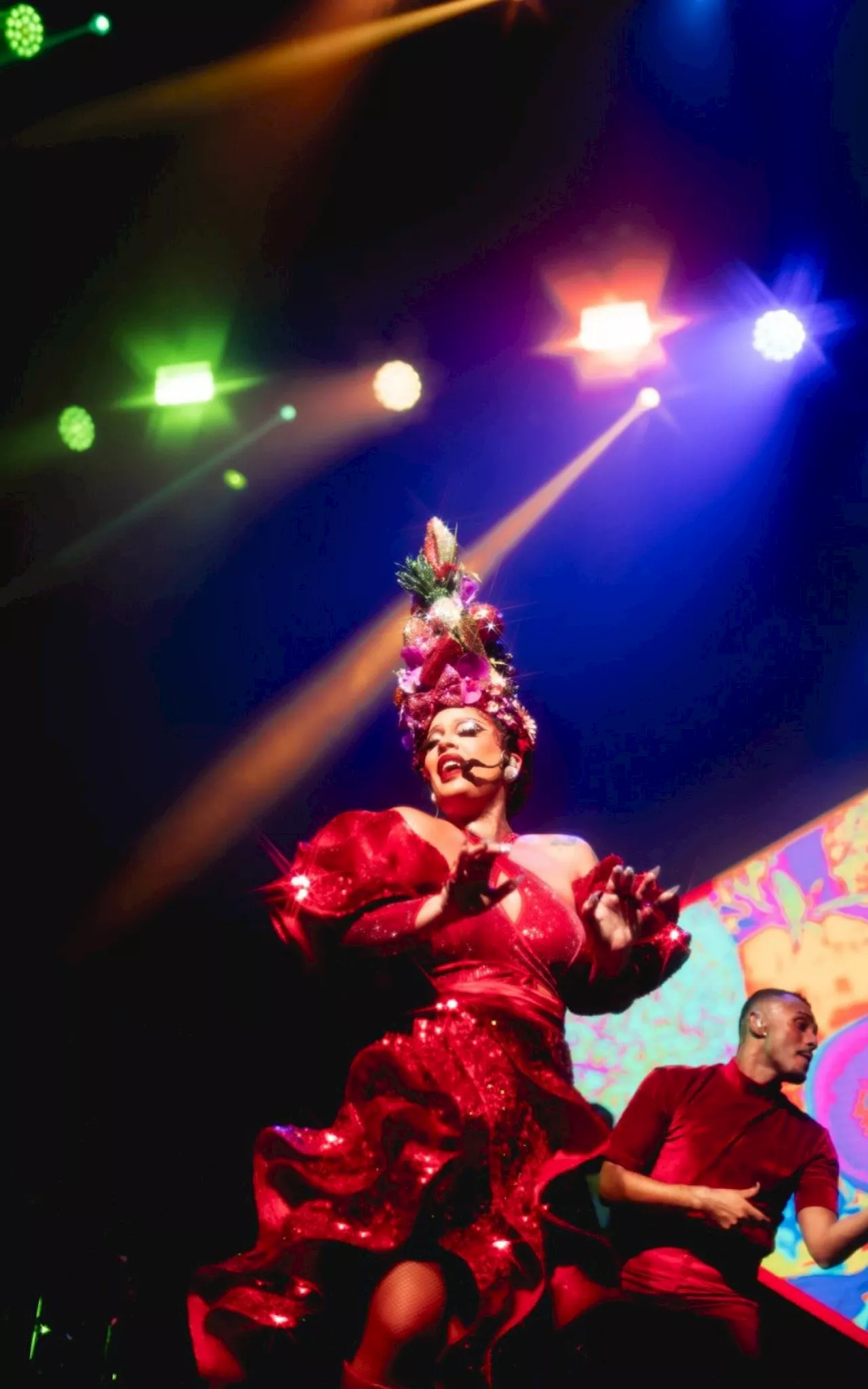 Gloria Groove faz homenagem à Carmen Miranda em encerramento de turnê internacional