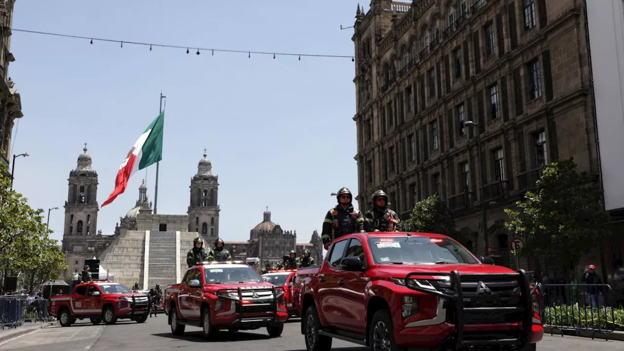 Entrega Batres a los bomberos 13 unidades nuevas