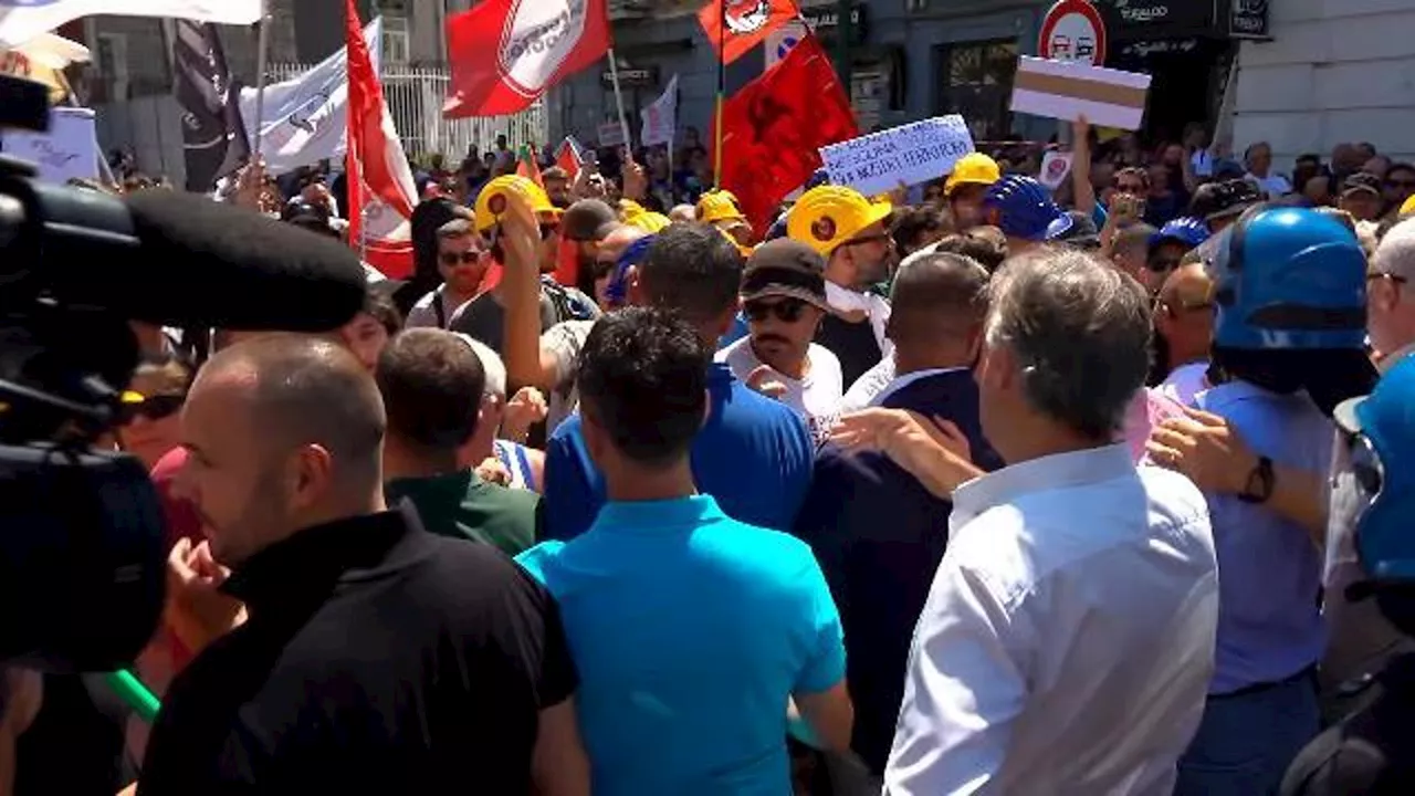 Corteo contro Meloni a Napoli, tensione con la polizia e urla: 'Via da qui'