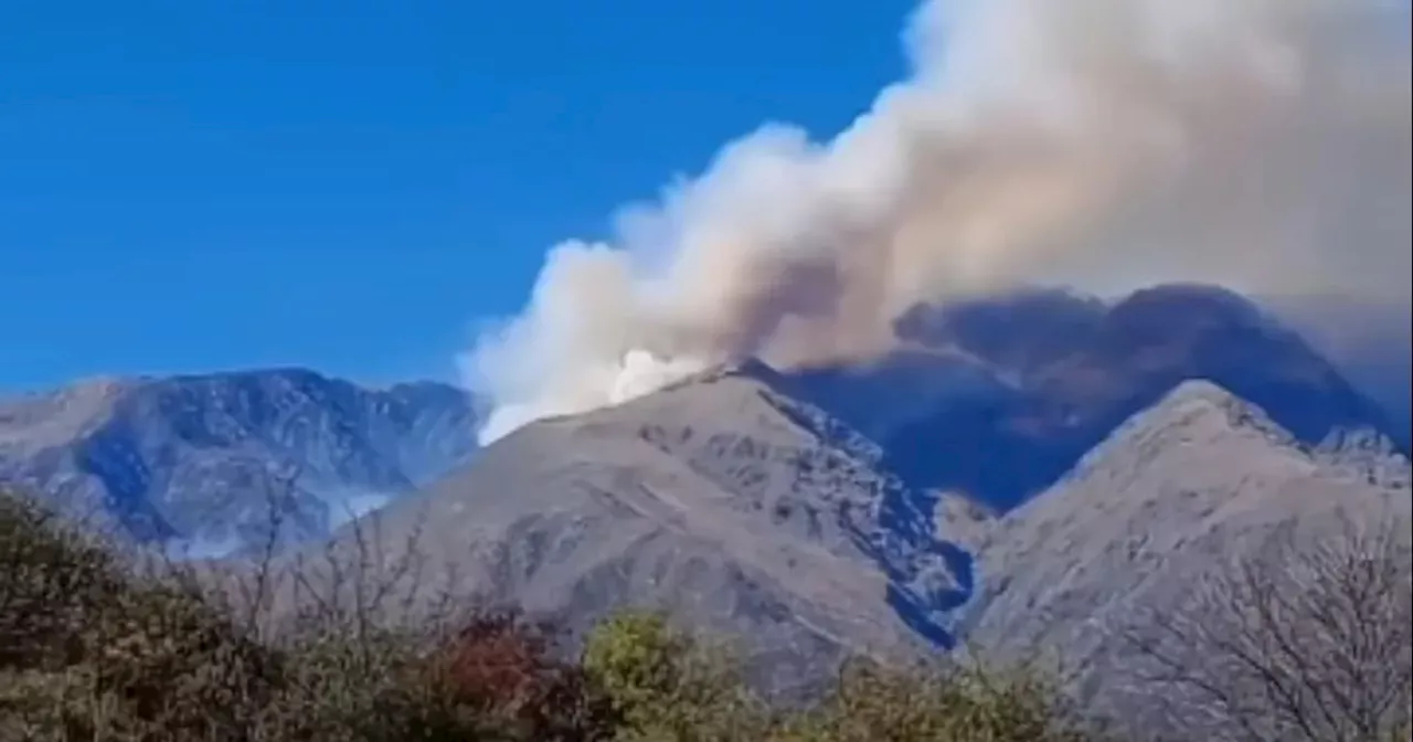 Bomberos combaten desde el domingo un incendio en las Sierras de Córdoba