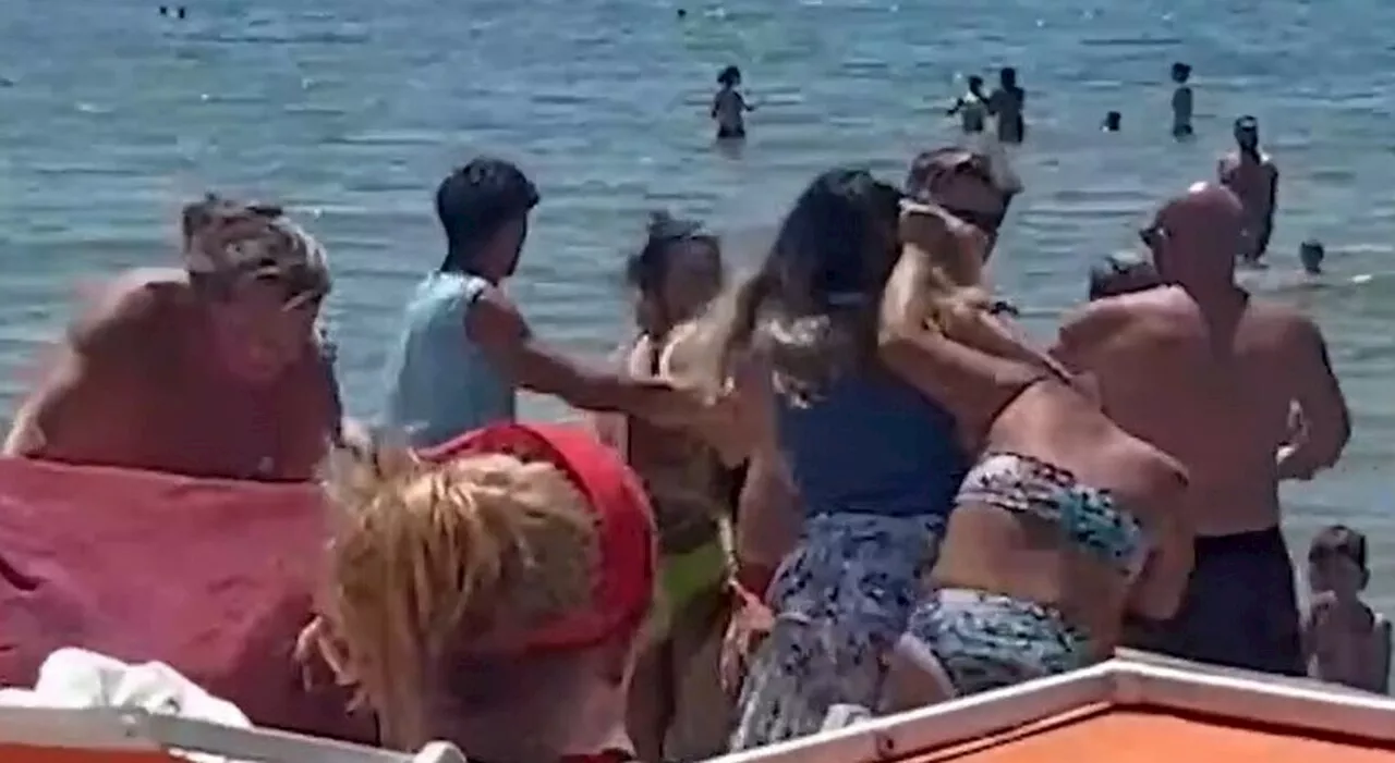 Follia in spiaggia, scoppia una rissa tra donne per un lettino vicino alla riva: panico tra i bagnanti VIDEO