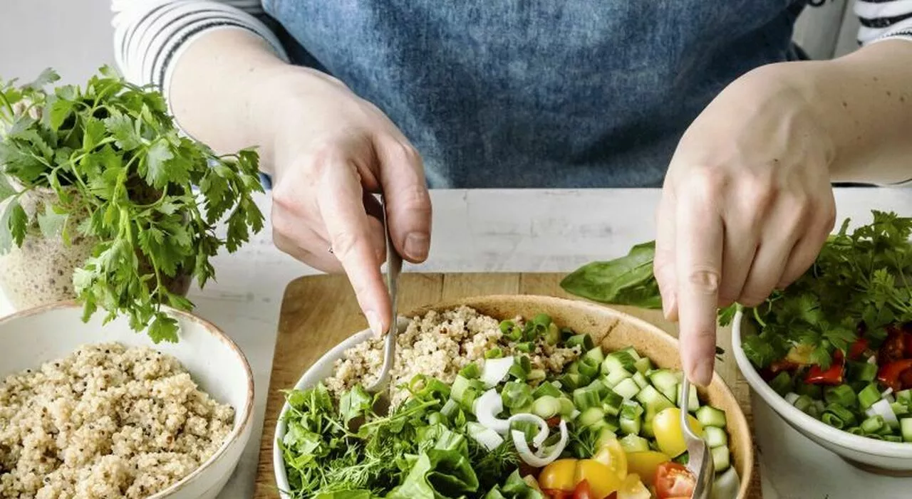 «La ragazza vegana del mio figliastro passerà con noi l'estate, ma vuole che smettiamo di bere e mangiare carn