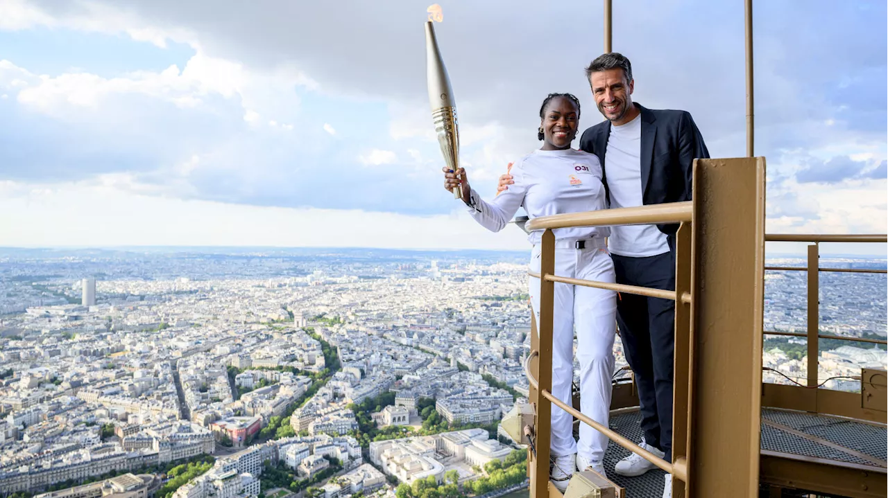 JO de Paris : la flamme olympique portée en haut de la Tour Eiffel par Clarisse Agbégnénou