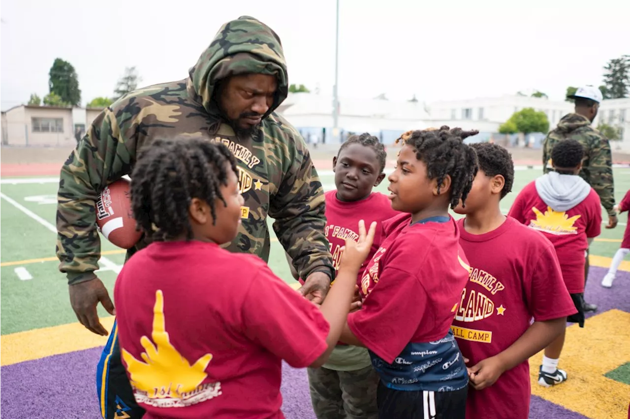 How Marshawn Lynch, Josh Johnson, Marcus Peters eye future of Oakland sports through football camp