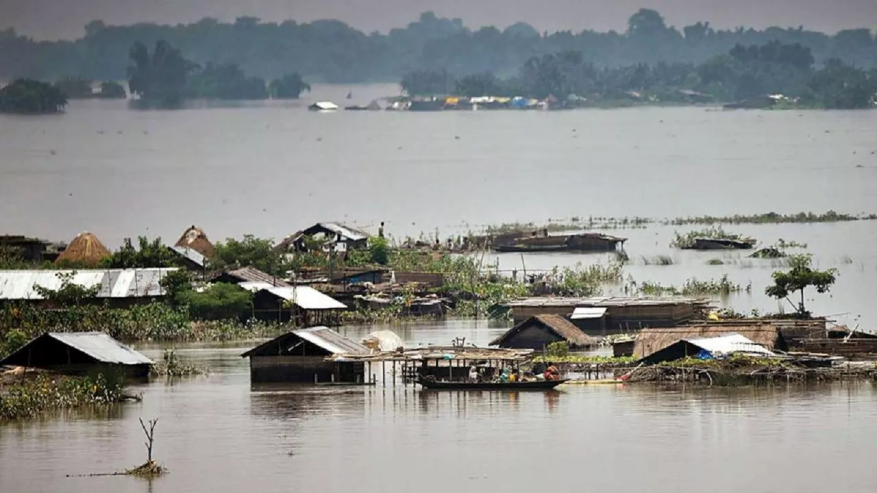 Assam Floods: असम में बाढ़ का कहर जारी, मरने वालों की संख्या बढ़कर 93 हुई, गृह मंत्री शाह ने सीएम से की बात