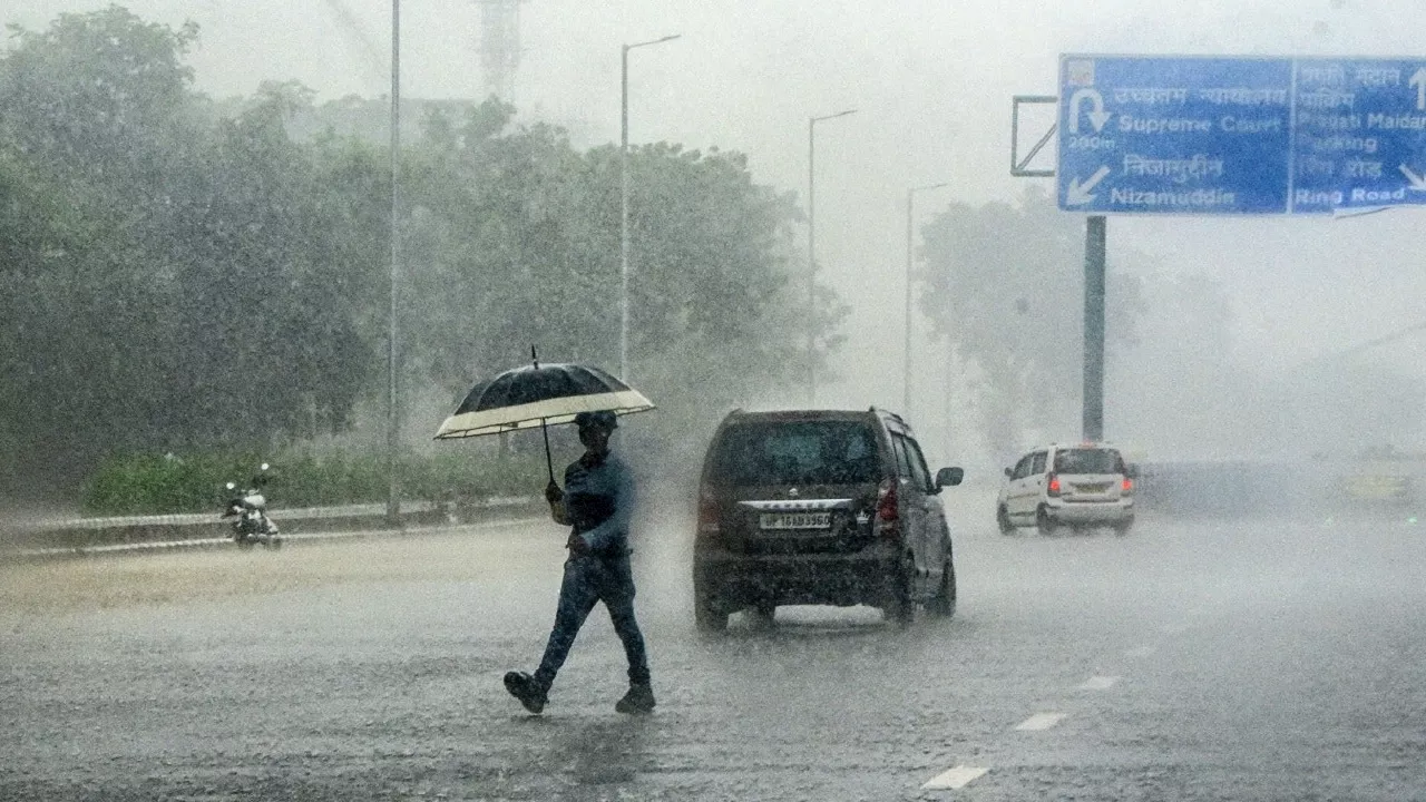 Weather Update: दिल्ली में उमस भरी गर्मी से बेहाल लोग, जानें राजधानी में कब बरसेंगे बदरा