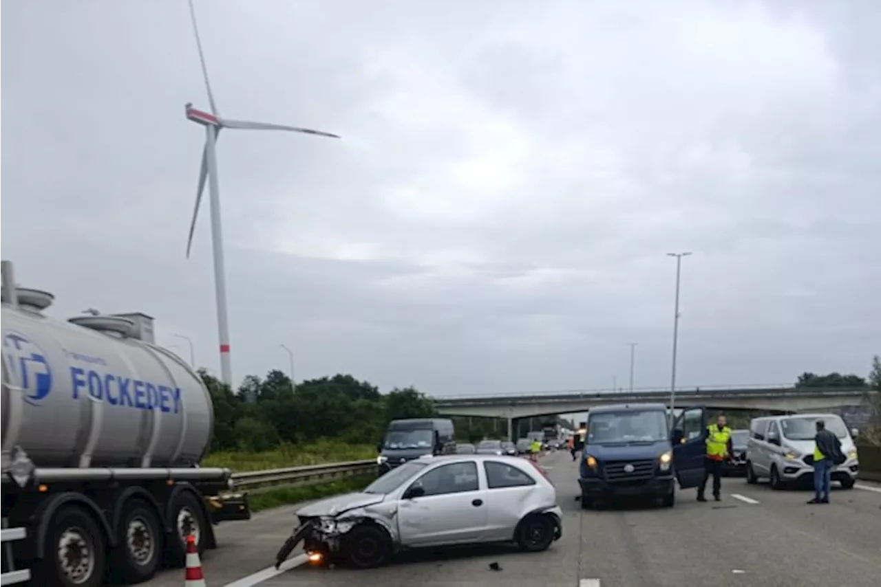 Twee lichtgewonden bij twee ongevallen op E17: tien voertuigen betrokken