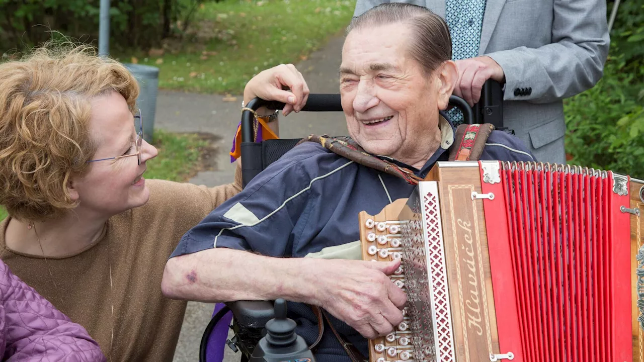 Bis ins hohe Alter: Harmonikaspieler Josef Schopf begeistert PBZ Laa