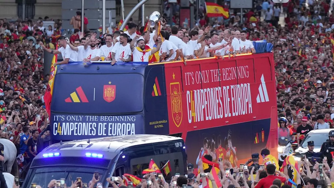 Tienduizenden mensen op de been voor huldiging Spaanse ploeg: 'Dit is nog maar het begin'