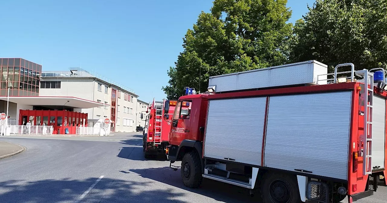 Feuerwehr bei Wurstkonzern im Kreis Gütersloh im Einsatz – Gebäude wird evakuiert