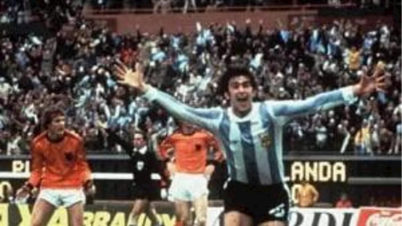 Mario Kempes compie 70 anni: fu l'eroe del Mondiale del 1978 in Argentina, non strinse la mano a Videla