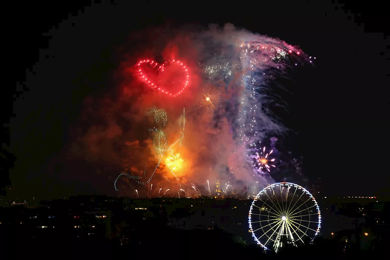 Fogo de artifício na Torre Eiffel encerra celebrações do Dia da Bastilha