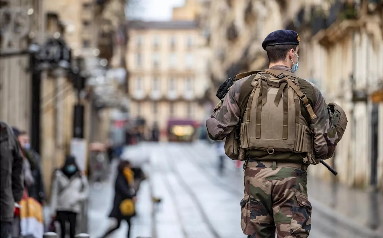 Un militaire Sentinelle blessé au couteau à Paris, un suspect interpellé