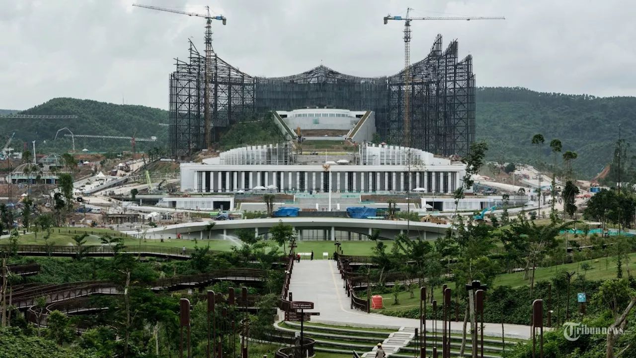 Foto-foto Lapangan Upacara HUT ke-79 RI di IKN, Para Pejabat Jokowi Saling Kebut Pekerjaan