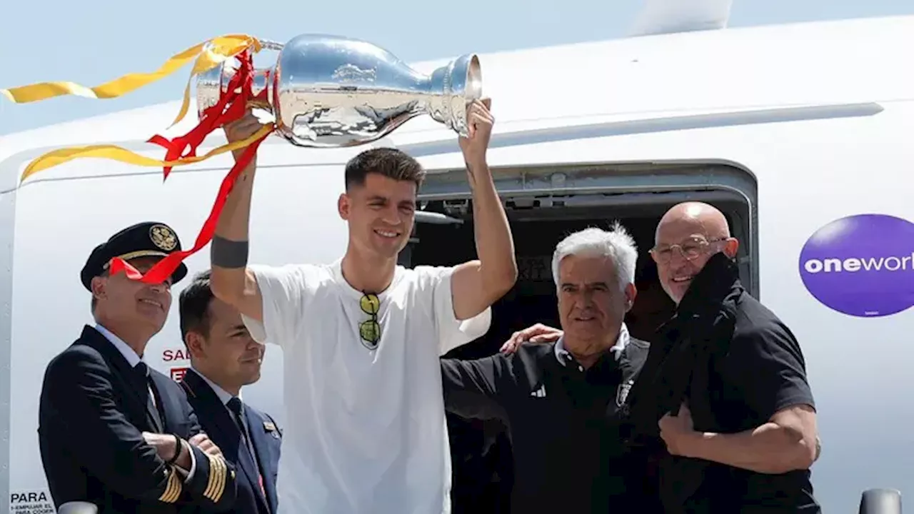 La selección de España aterriza en Madrid con el trofeo de campeona de Europa