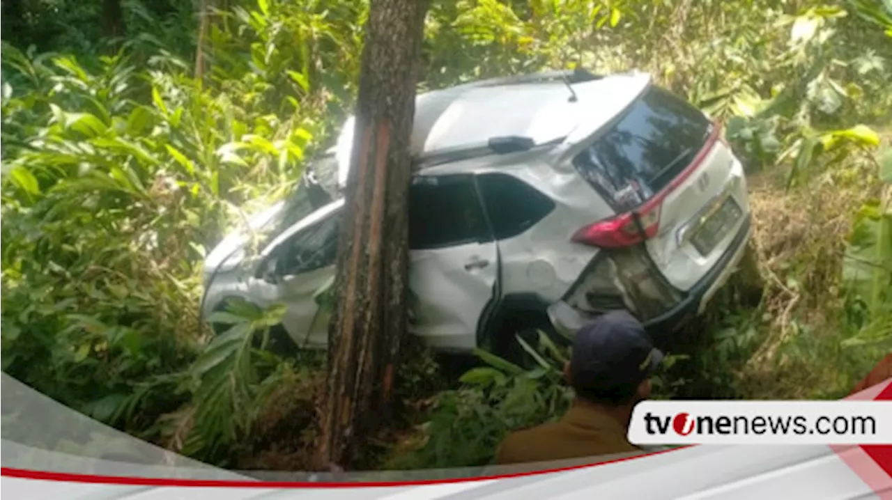 Mobil Terjun ke Jurang Sedalam 30 Meter di Bantarkawung Brebes, Satu Keluarga Alami Luka-luka