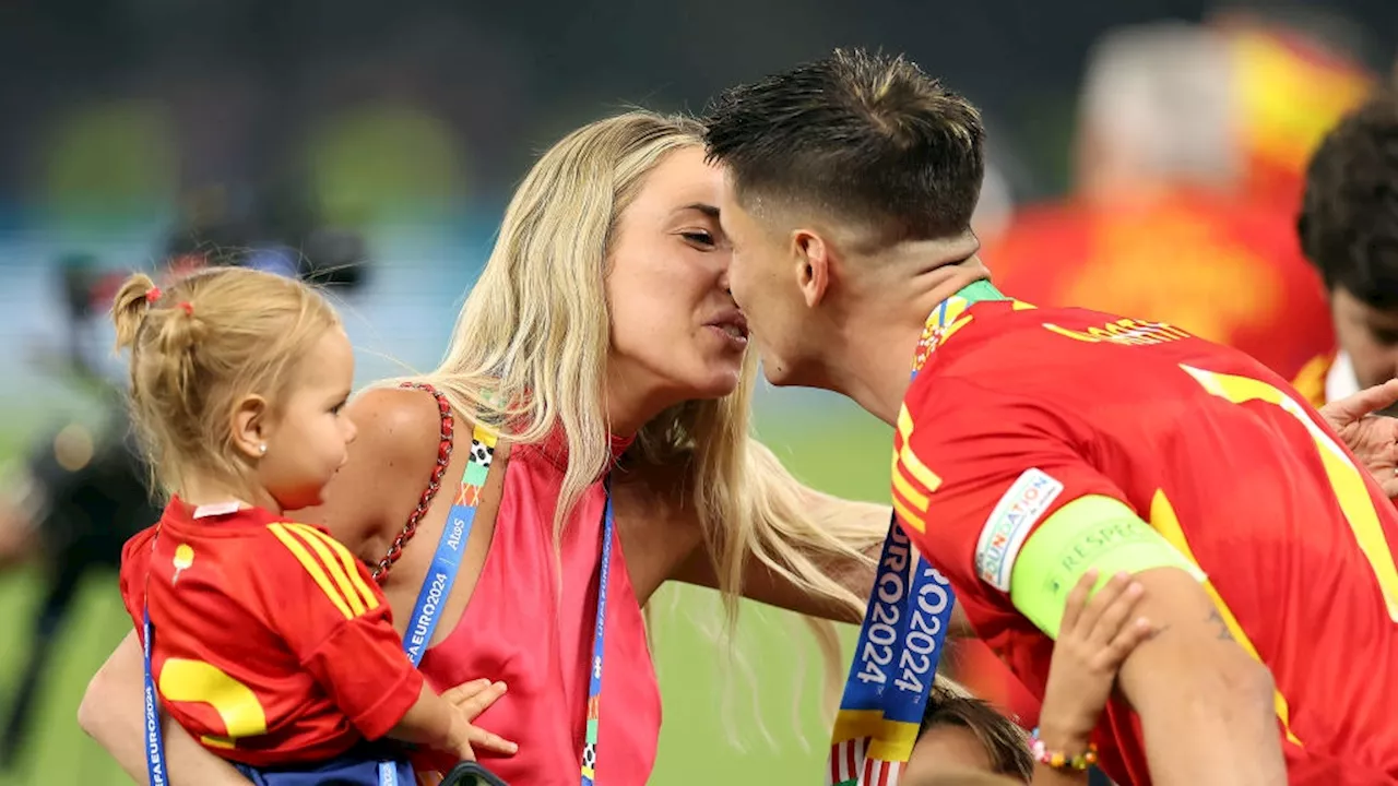 Il bacio di Alvaro Morata ad Alice Campello dopo la vittoria dell'Europeo