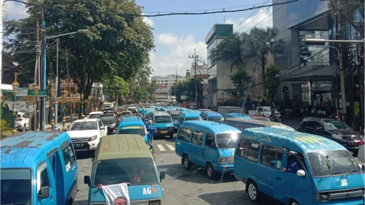 Angkot Kalah dari Ojol, Sopir: Kami Cari Hidup, bukan Tambahan