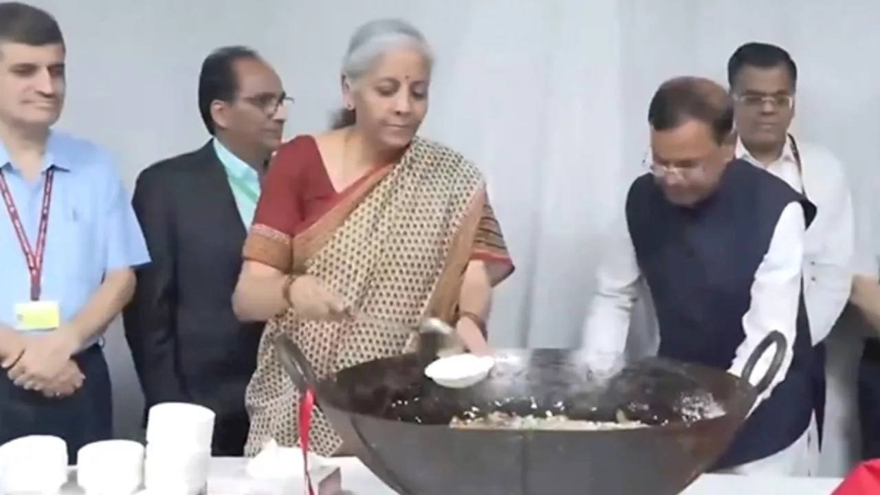 Budget Halwa Ceremony: बजट से पहले हलवा सेरेमनी... वित्त मंत्री ने कराया सभी का मुंह मीठा, देखें VIDEO