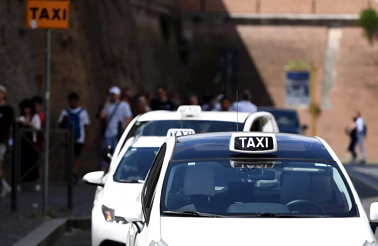 Taxi a Roma, arrivano 100 nuove licenze e aumento tariffa: cosa cambia