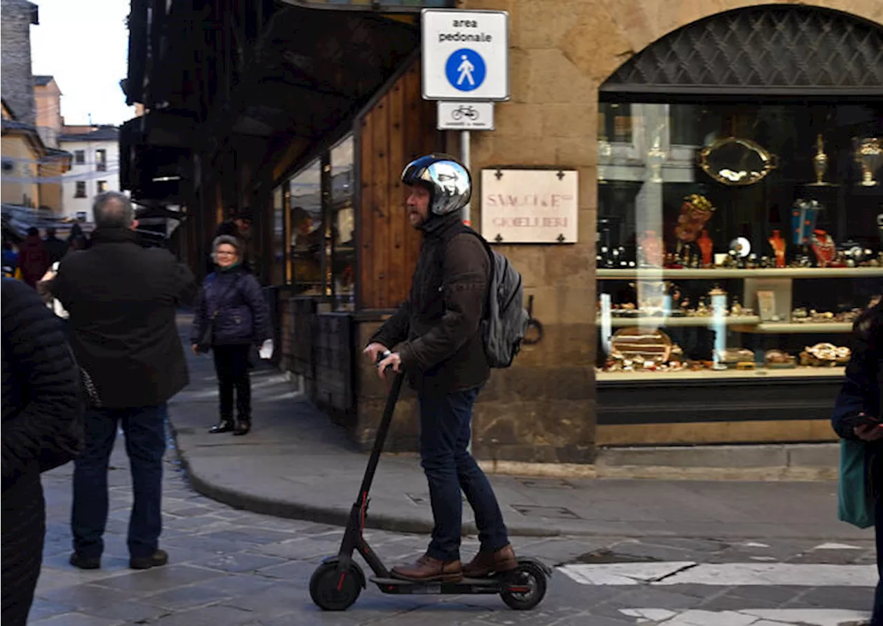 Assosharing, 'bene stop casco maggiorenni su monopattini'