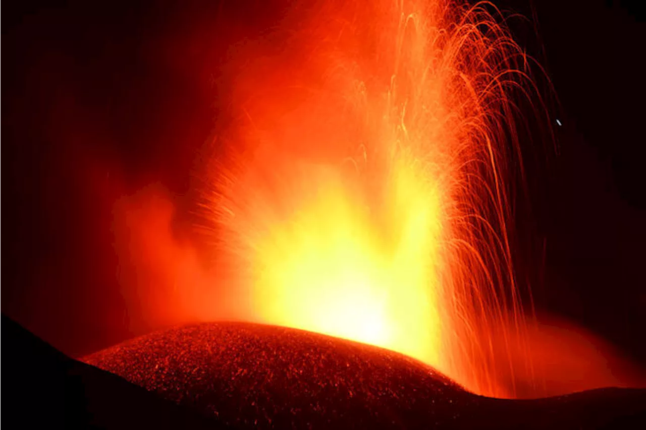 Etna, nuova fontana di lava dal Cratere Voragine