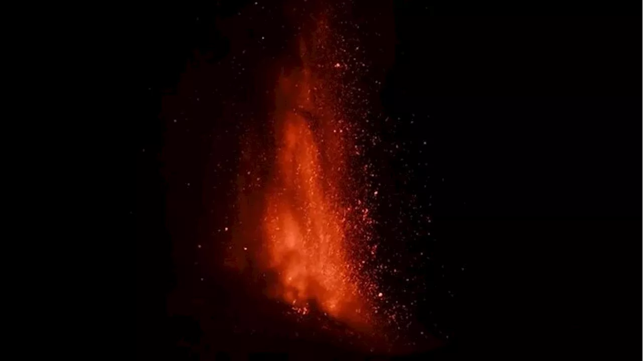 Etna, nuova fontana di lava dal Cratere Voragine