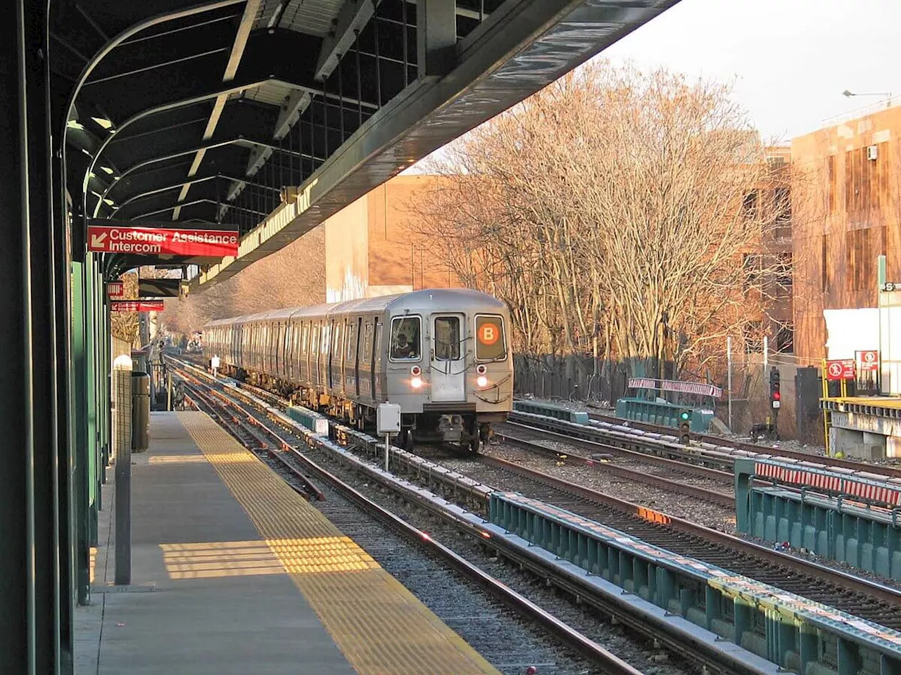 MTA suspends B train service during hellish morning commute caused by a switch problem