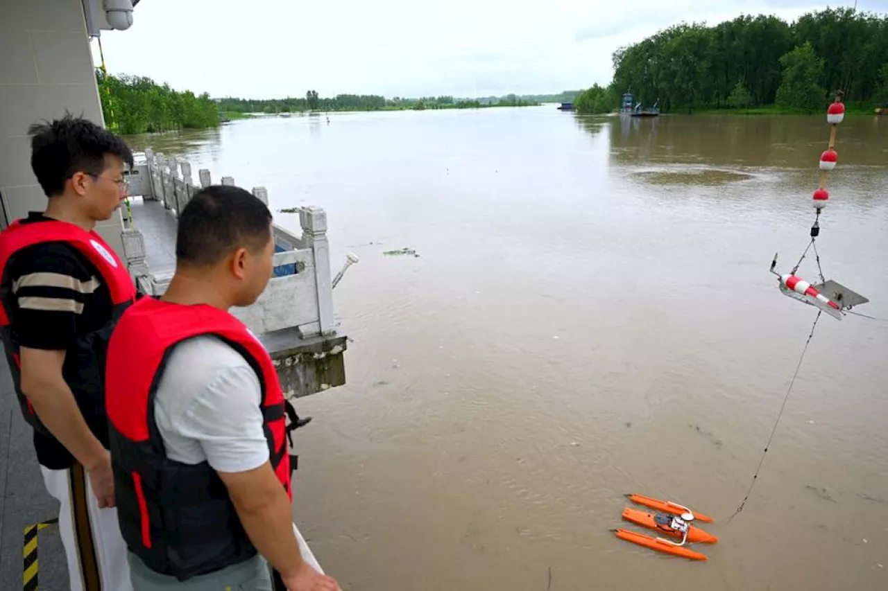 China keluarkan peringatan banjir di tengah musim panas yang terik