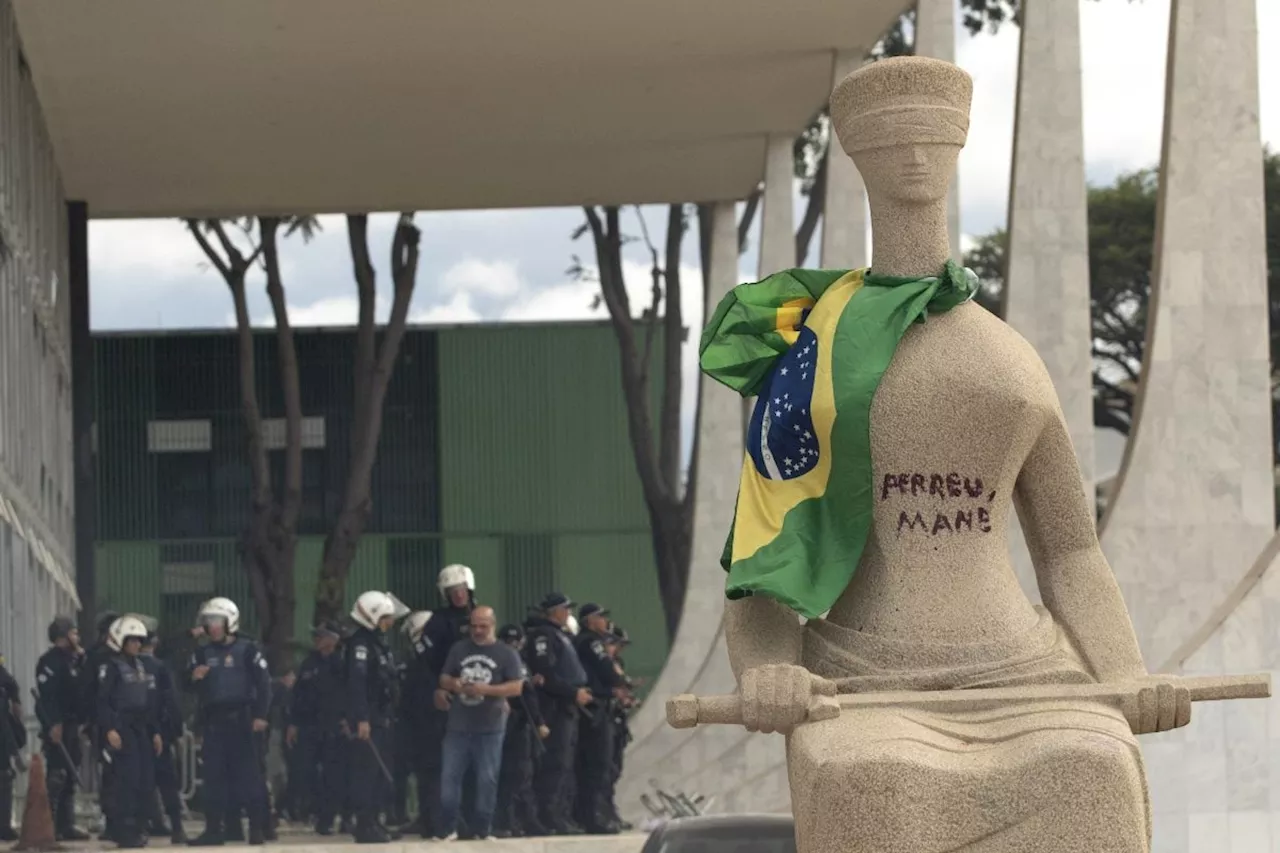 8 de Janeiro: PGR denuncia mulher que pichou ‘perdeu, mané’ em estátua do STF