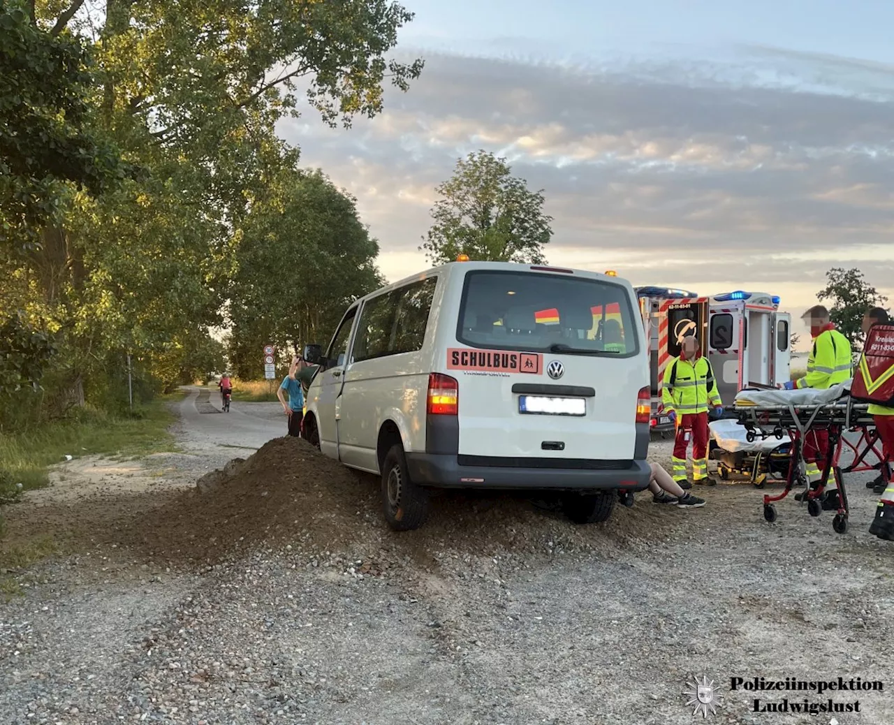 Schülertransporter verunglückt - mehrere Verletzte