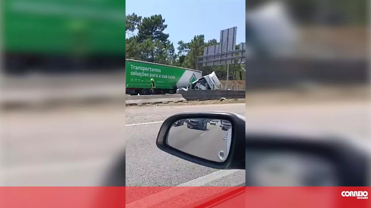 Camião despista-se, entra em contramão e corta circulação na A2 no Seixal