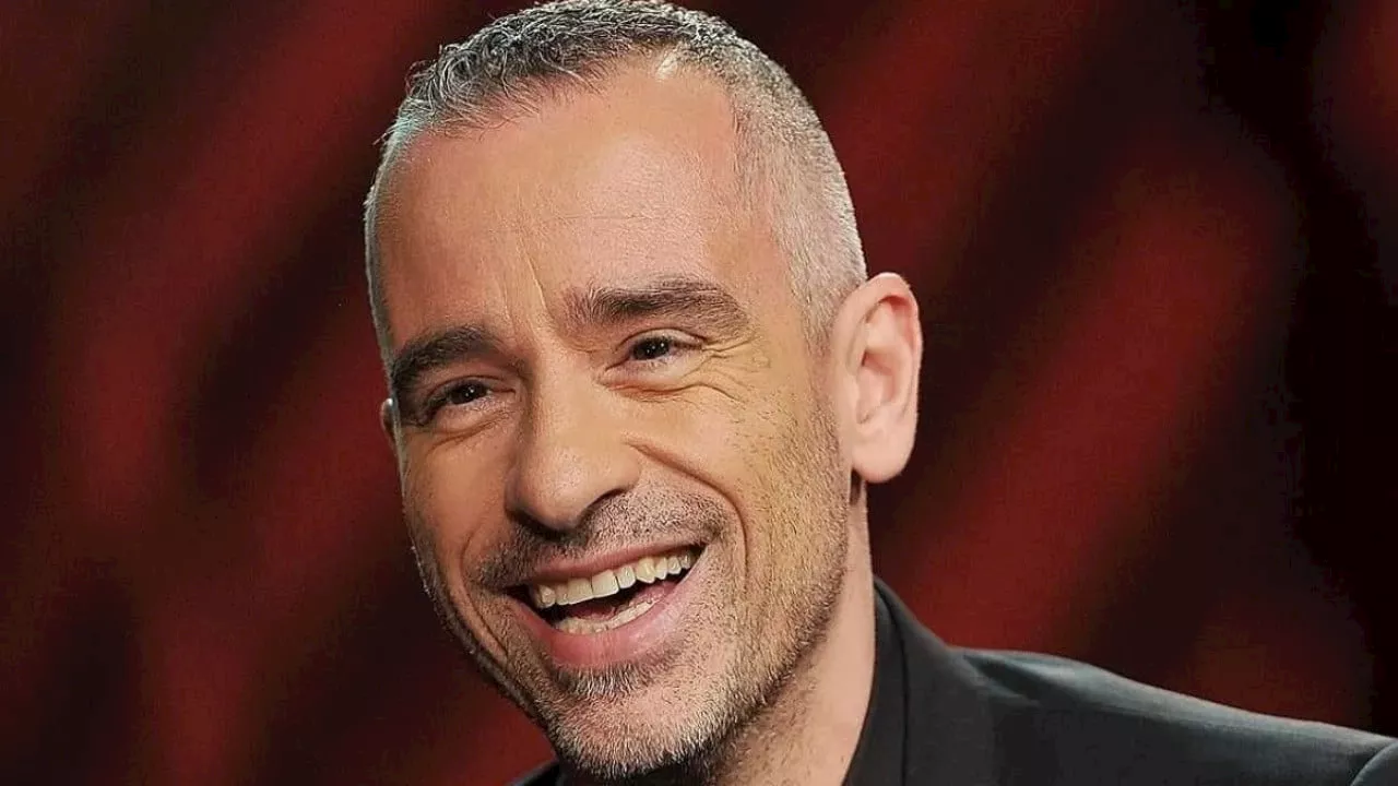 Uomini e Donne, Eros Ramazzotti paparazzato in atteggiamenti intimi insieme ad un'ex tronista: le foto