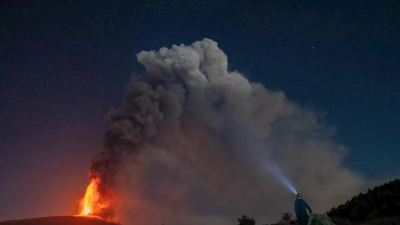 Etna, nuova fontana di lava: cenere fino a 6mila metri. L'esperto: «Ringiovanimento del magma, potrebbero arrivare radicali cambiamenti»