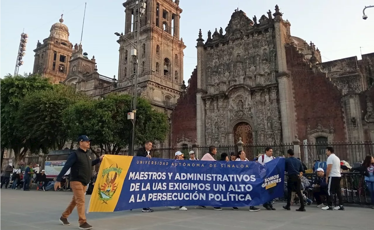 Estudiantes y trabajadores de Universidad de Sinaloa protestan en Palacio Nacional por respeto a autonomía