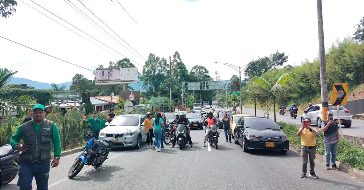 Tres personas lesionadas y caos en movilidad dejó un accidente en Las Palmas