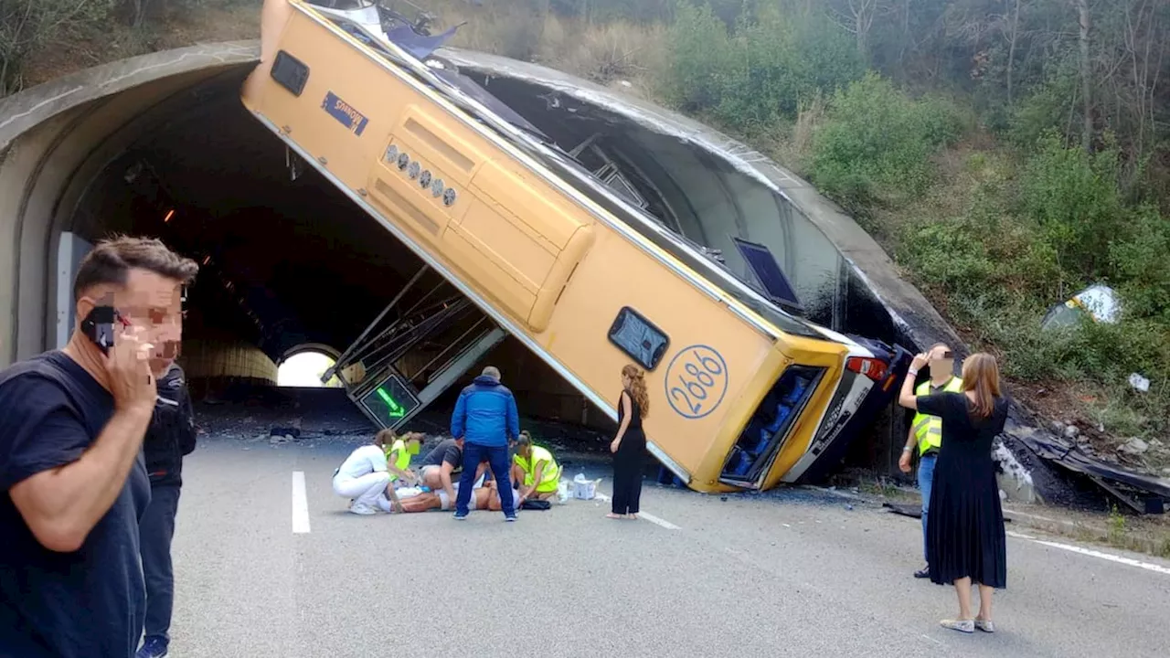 Cuatro heridos graves por el aparatoso accidente de autocar que ha bloqueado un túnel en Pineda de Mar