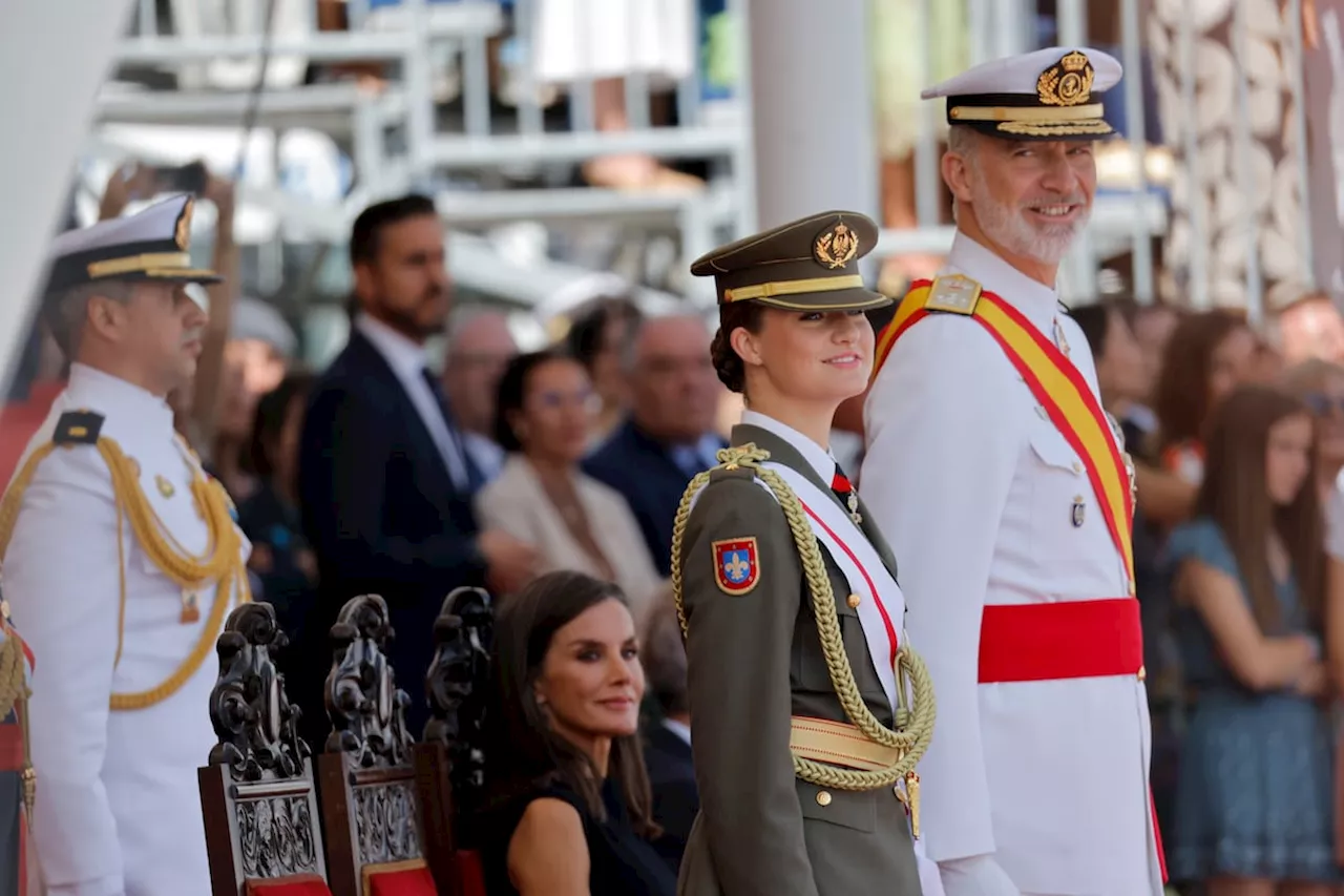 La princesa Leonor entrega junto a los Reyes los despachos de la Armada en Marín antes de ingresar en la Escuela Naval