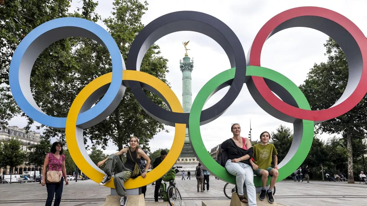 L'entusiasmo per la fiamma, il tuffo ministeriale nella Senna: così Parigi aspetta i Giochi