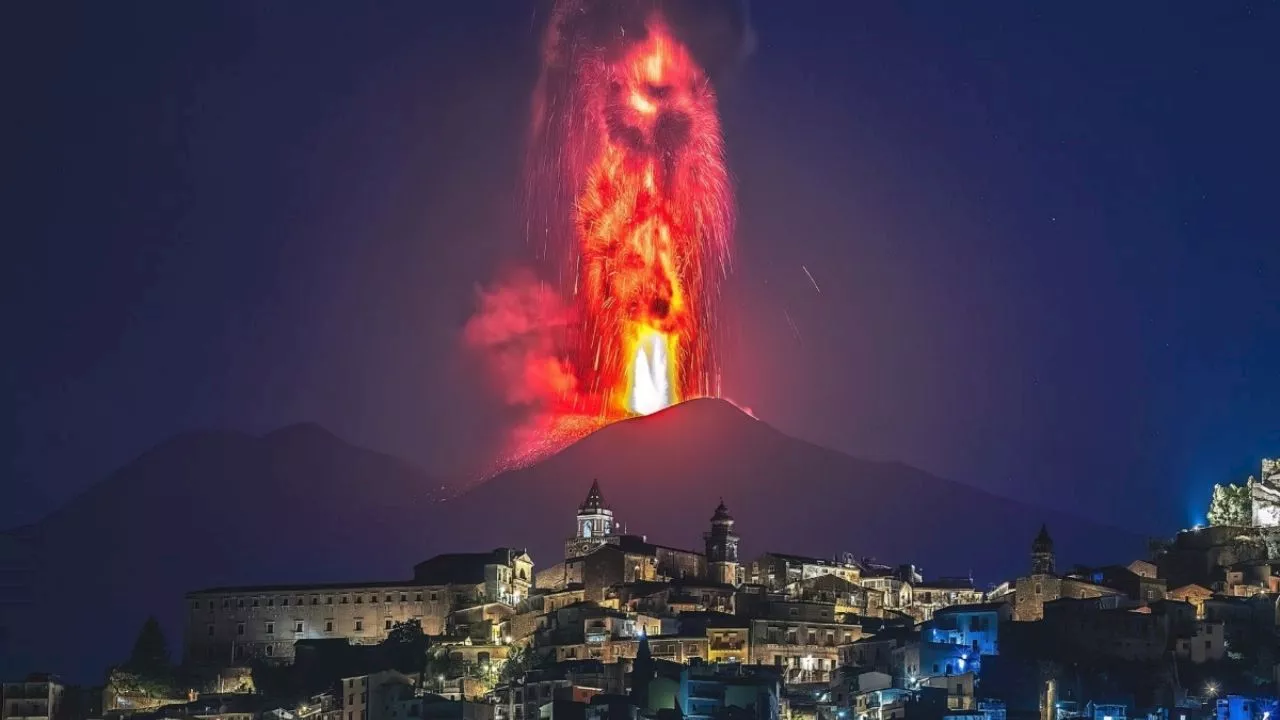 ¿Captan IMÁGENES IMPACTANTES de una nueva erupción del volcán Etna: lanzó una fuente de lava