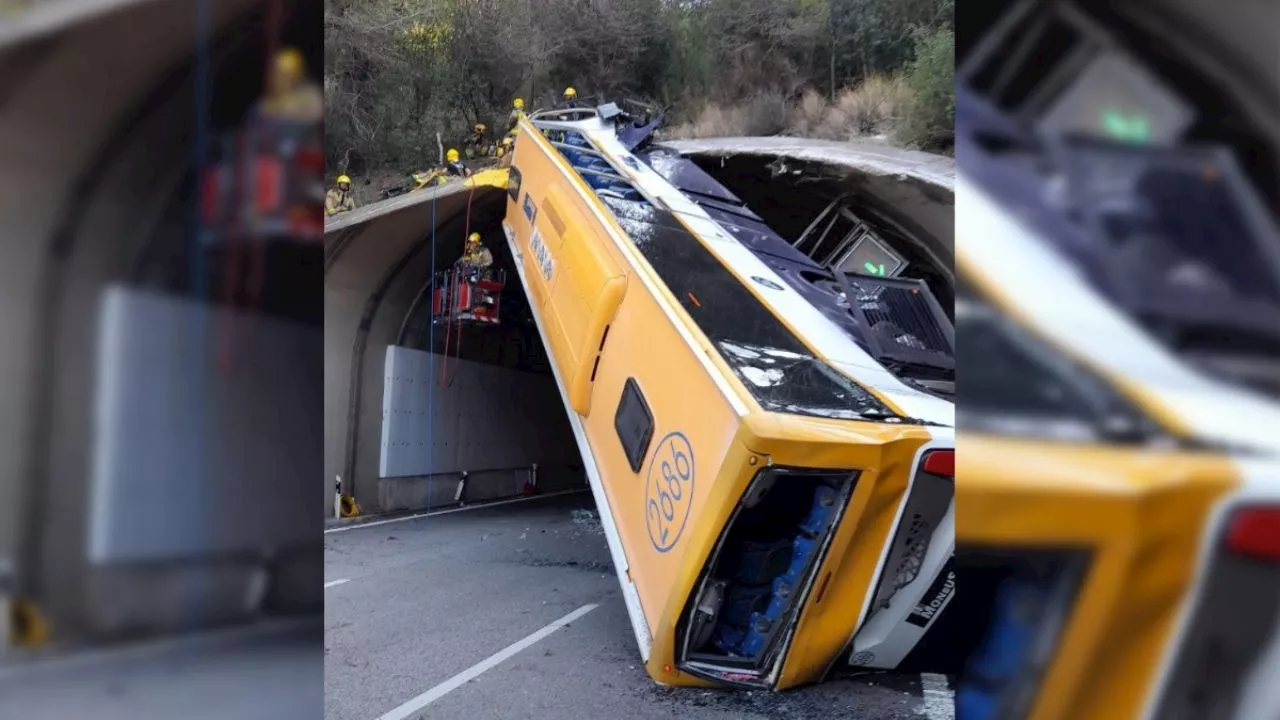 IMÁGENES FUERTES: vuelca autobús de pasajeros con 47 personas a bordo