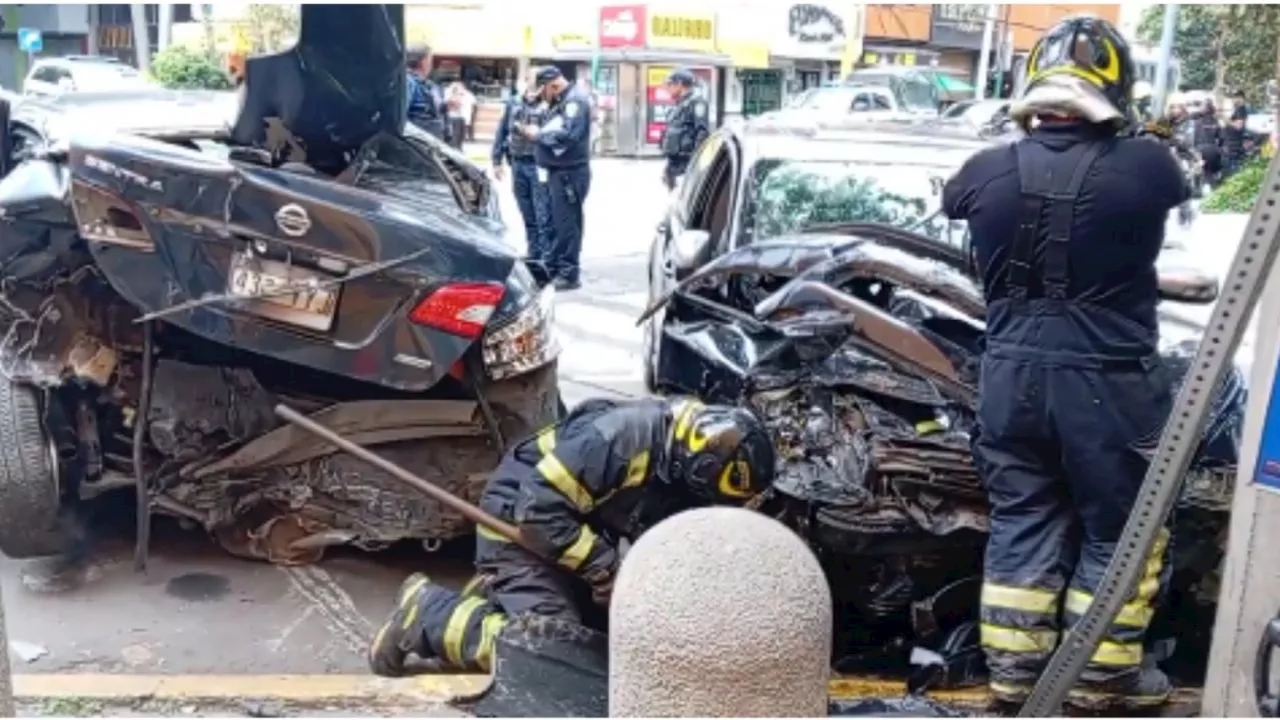 Mujer queda prensada tras aparatoso choque de autos en la Miguel Hidalgo